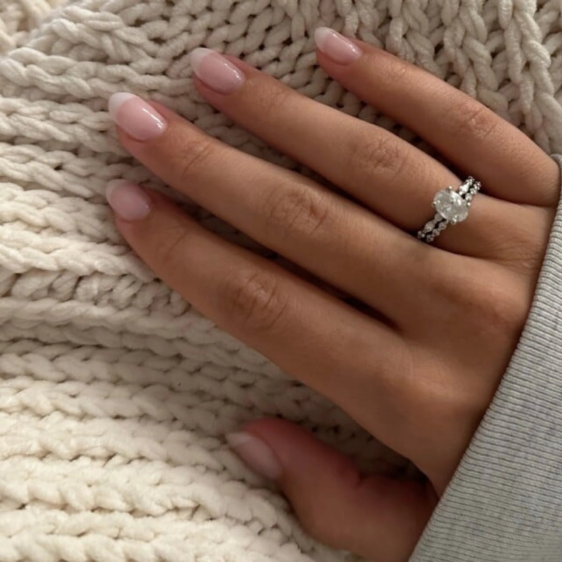 Bare nails si zamilovali Zendaya aj Hailey Bieber. Toto je návod, s ktorým budeš mať vždy krásne ruky ako z Pinterestu